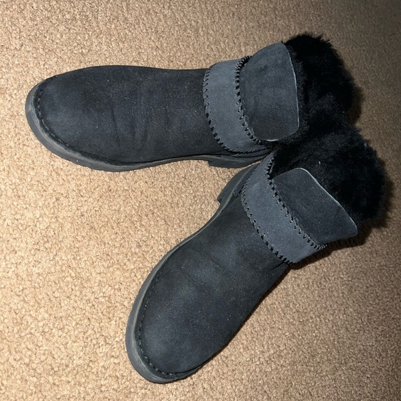 UGG Black Winter Boots Sleek and Comfortable - Picture 2 of 4